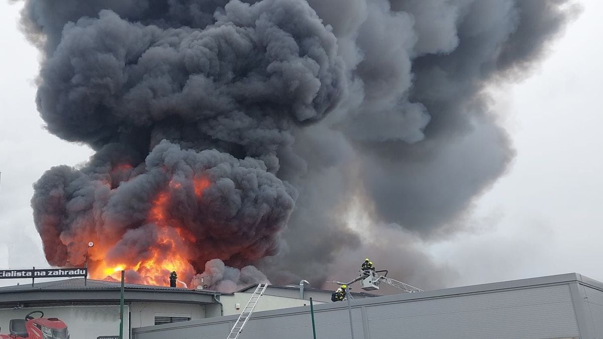 Sklad firmy u Prahy zasáhl mohutný požár